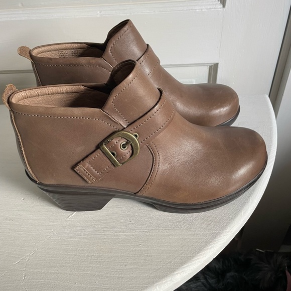Sanita Women’s booties size 9.5, Euro 41. Taupe/light Brown. - Picture 1 of 8
